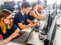 Die Teilnehmer der Creative Media Summer School in St. Pölten arbeiten konzentriert.