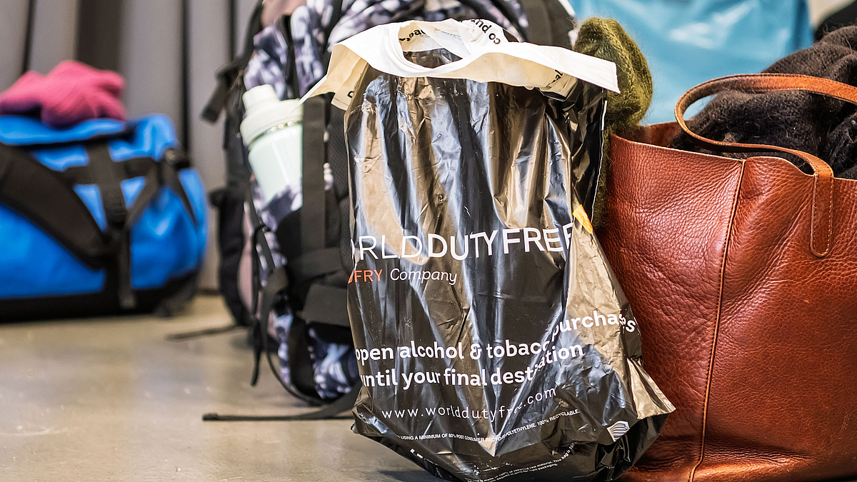 Eien auf dem Boden stehe "Duty-Free-Plastiktüte"