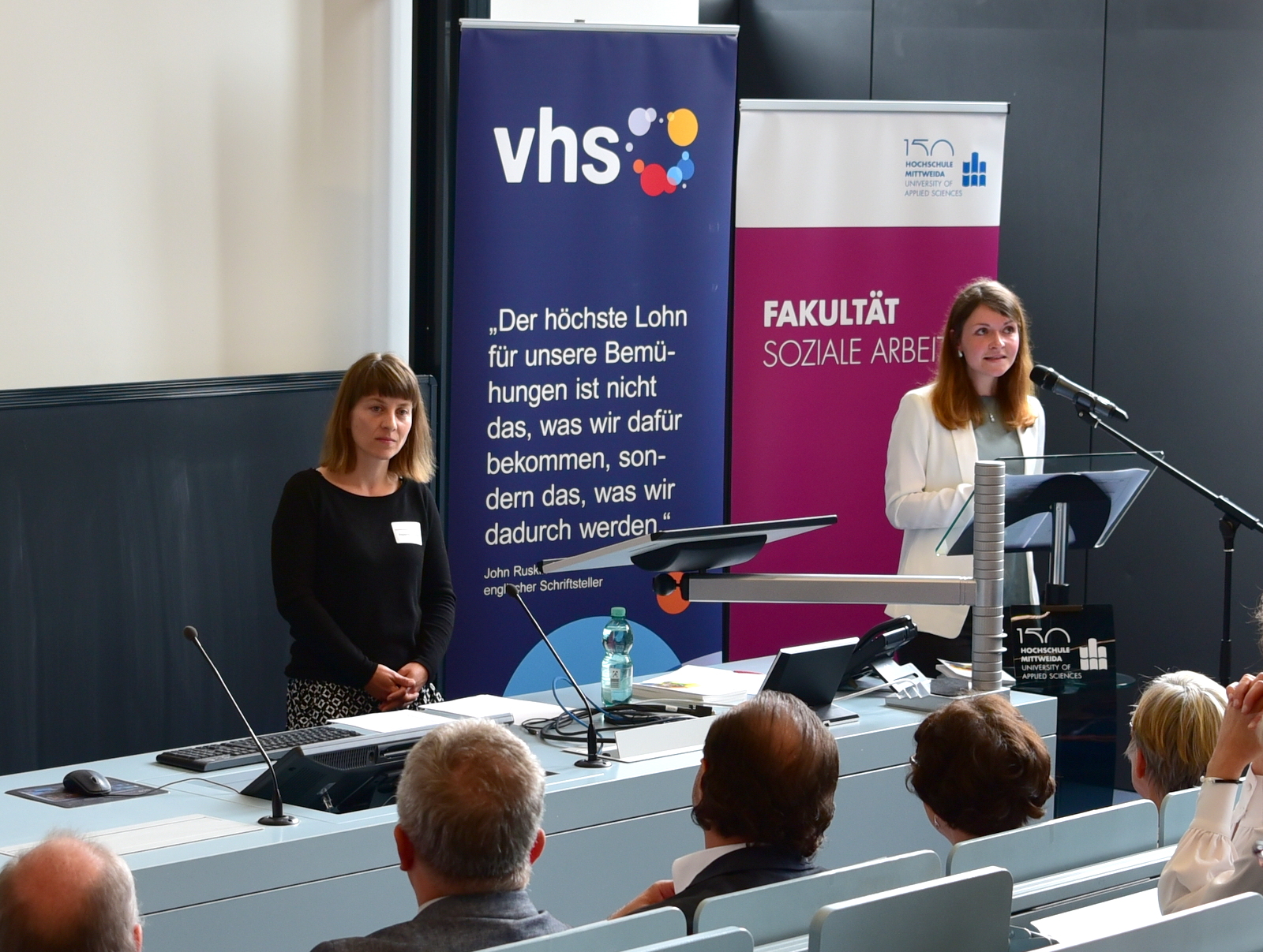 Ergebnispräsentation durch die Projektmitarbeiterinnen Friederike Haubold (l.) und Pauline Bender