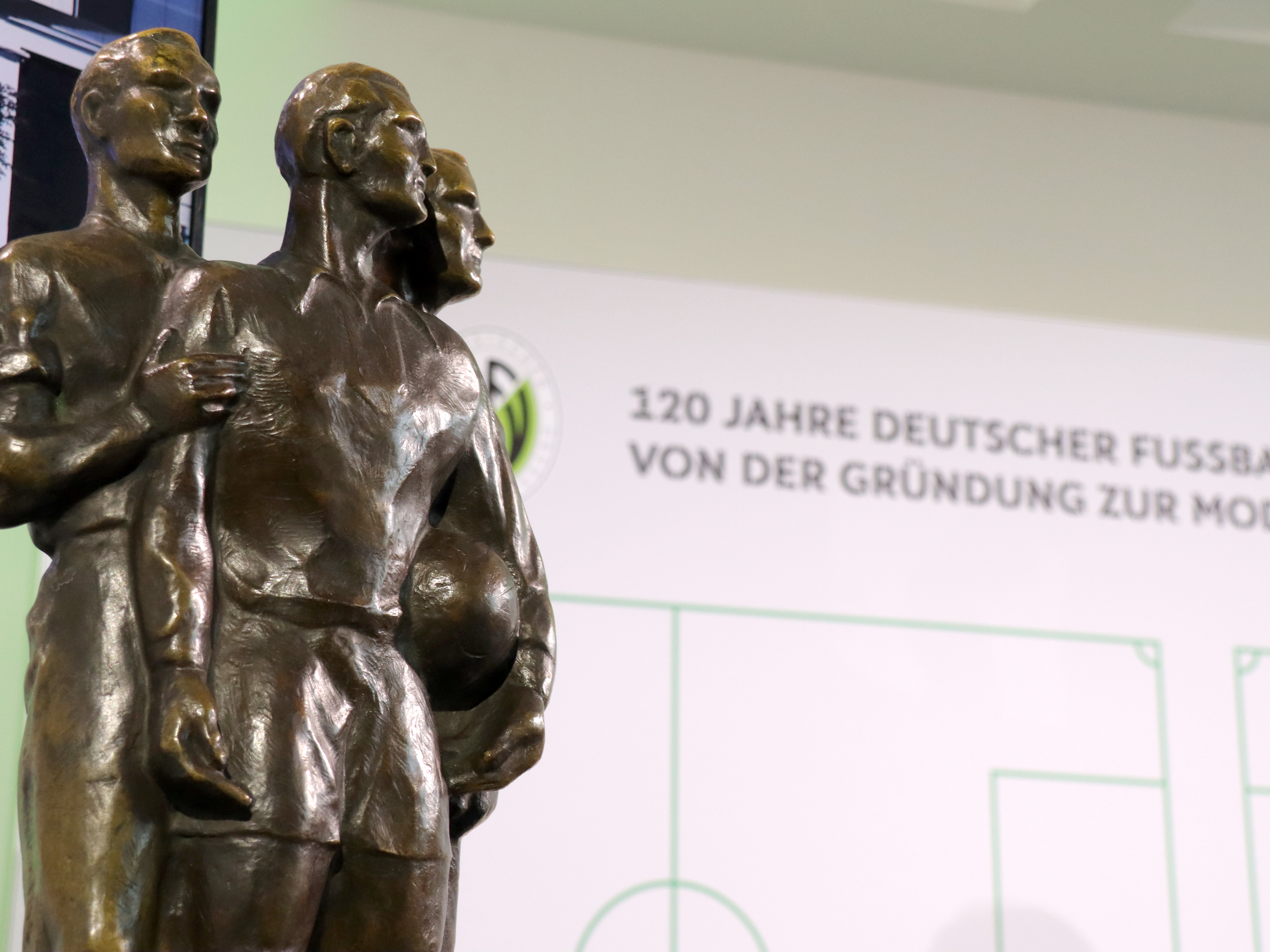 Der FDGB-Pokal des DDR-Fußballs ist Teil der Geschichte des deutschen Fußballs. © Luise Böttger/SFV